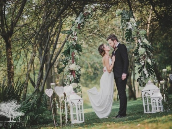 Ślub i wesele w plenerze. Leśno-zielona realizacja