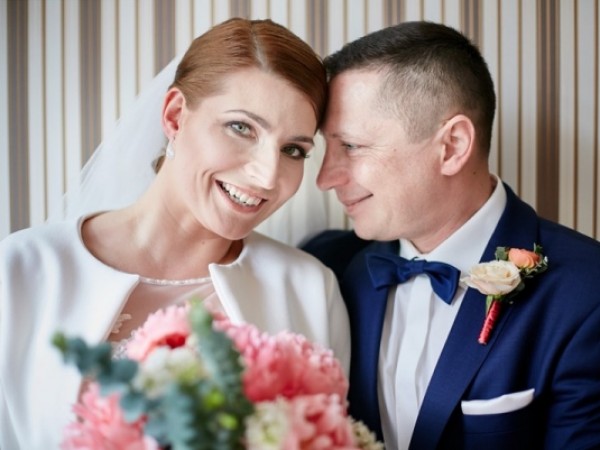 Monika i Robert - majowe wesele z koralową nutą