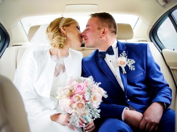 Październikowe wesele w ciepłych kolorach różu i mięty