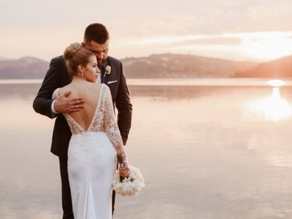 Ola i Karol - piękne białe, piwoniowe wesele. Minimalizm i styl.