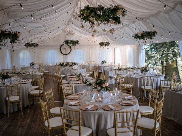 Eleganckie wesele plenerowe w namiocie