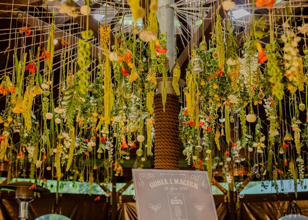 Wesele z deszczem kwiatów w deszczową sobotę lipca. Przepiękne pod każdym względem