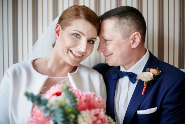 Monika i Robert - majowe wesele z koralową nutą