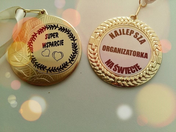 Chwalić się czy chwalić innych? Medale na weselu