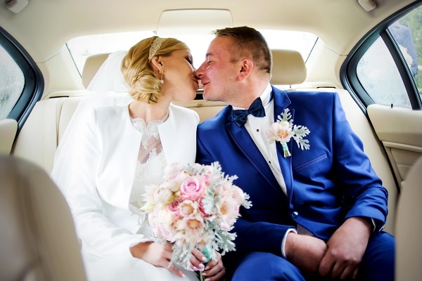 Październikowe wesele w ciepłych kolorach różu i mięty