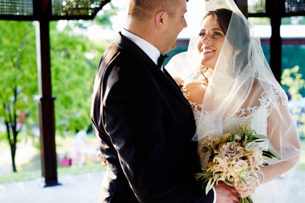 Pastelowe wesele z motylami. J&amp;R