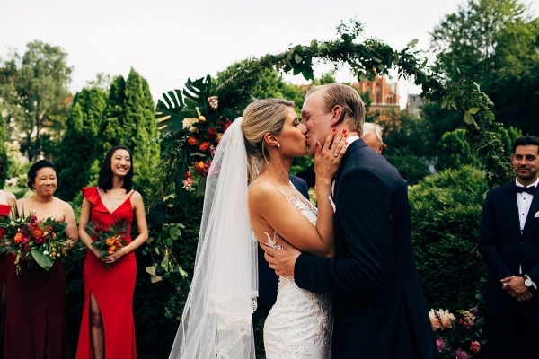 Maggie &amp; Hermund - Kolorowy i wyjątkowy ślub w plenerze a wesele w pałacu