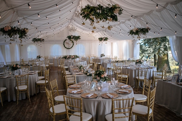 Eleganckie wesele plenerowe w namiocie